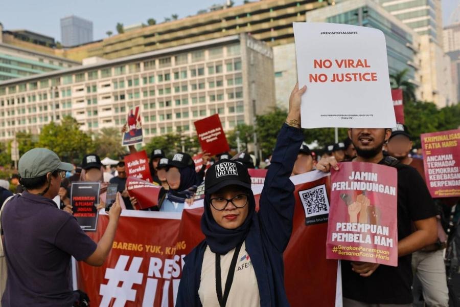 Kumpulan massa aksi #RevisiUUITE membawa spanduk hingga poster-poster aksi. Salah satunya bertuliskan "No viral no justice"